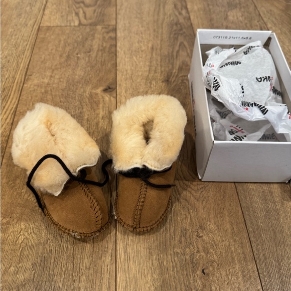Minnetonka Other - Minnetonka Infant Sheepskin Booties - Tan